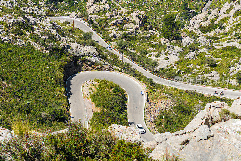 在Tramuntana - Mallorca山脉蜿蜒的道路